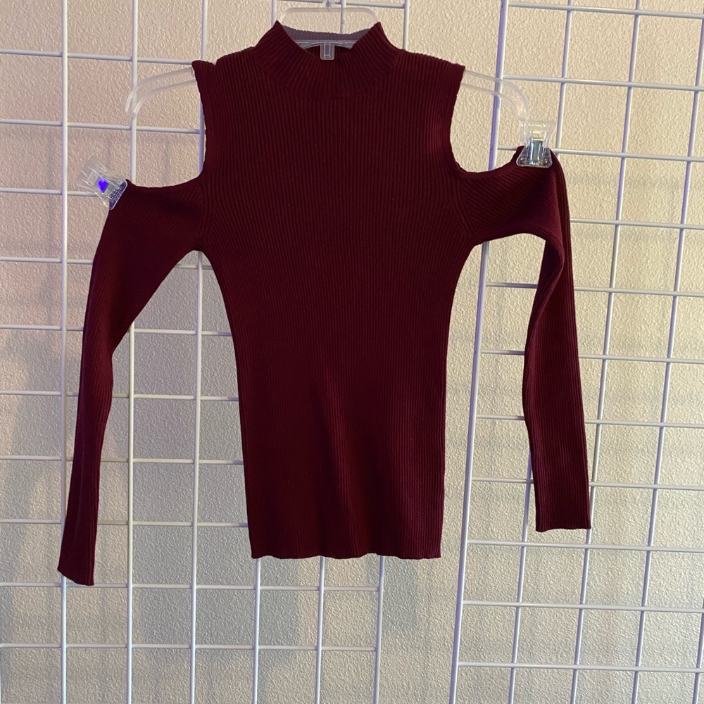 Shoulder less sweater burgundy.